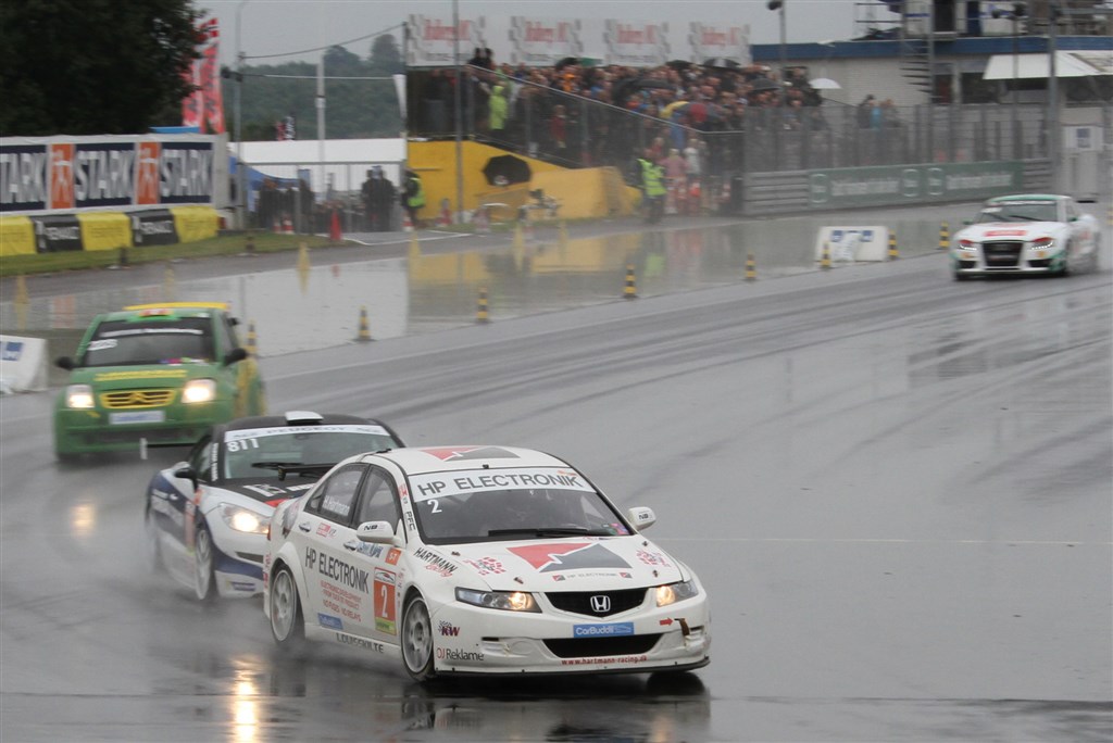 Hans Hartmann fører komfortabel i Super Touring, men han blev presset i weekenden af et par meget hurtige gæstekørere
(Foto: Keld Dohm)
